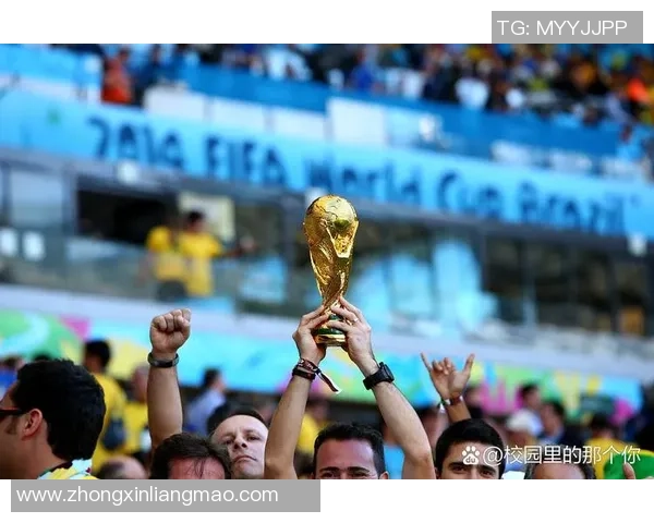 两位足球巨星的尴尬瞬间揭露赛场背后的真实困境与挑战 两位足球巨星的尴尬瞬间揭露赛场背后的真实困境与挑战