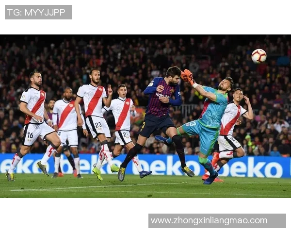 足球球星头球精彩瞬间集锦展示超强空中对抗能力与精准进攻技巧