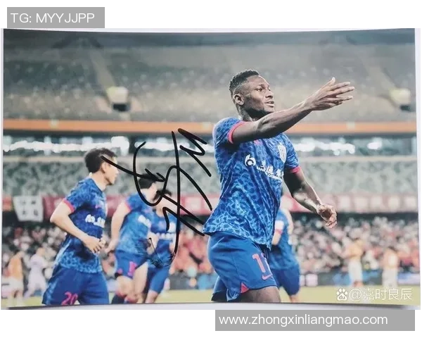 足球巨星亲笔签名球星卡收藏热潮引发球迷激情追捧 足球巨星亲笔签名球星卡收藏热潮引发球迷激情追捧